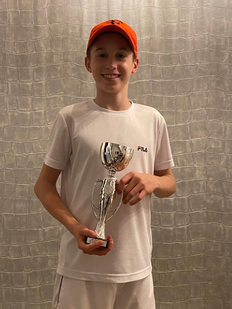 Tennis Jugend: Vincent Visker erringt wieder einen Pokal